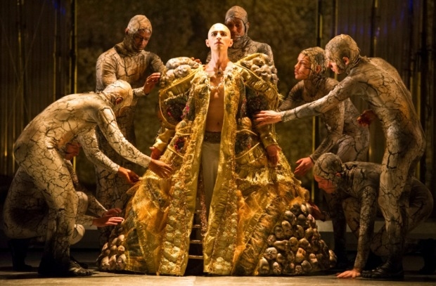 Anthony Roth Costanzo as Akhnaten with members of the company in Akhnaten (ENO)