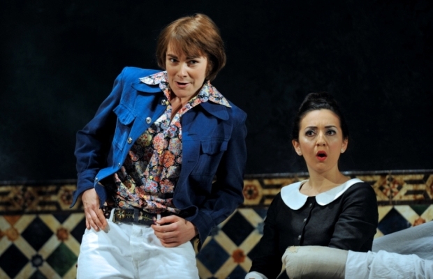 Natalia Kawalek as Cherubino and Rosa Feola as Susanna in Le nozze di Figaro (Glyndebourne)