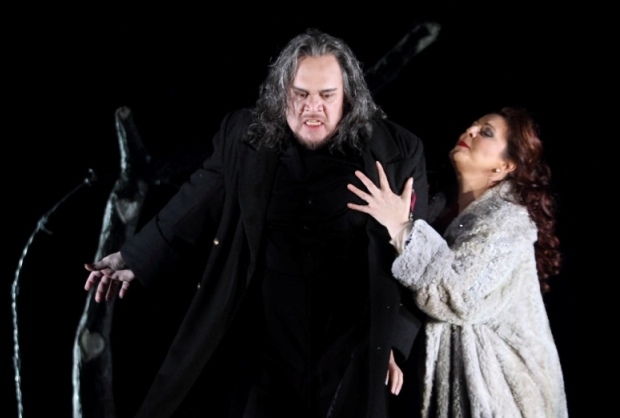Quinn Kelsey as Il conte di Luna and Maria Agresta as Leonora in Il trovatore (ROH)