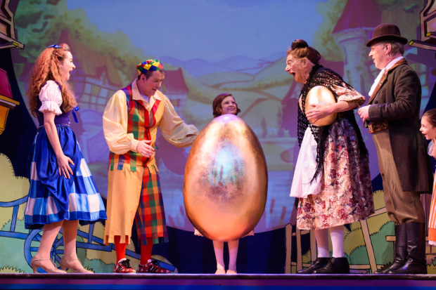L - R Amelia Rose Morgan as Jill, Ian Jones as Willy Goose, Beatrice, Roy Hudd as Mother Goose &amp; Ian Parkin as Squire  in Mother Goose