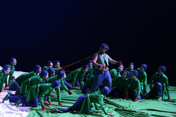 Miltos Yerolemou as Puck with the Trinity Boys Choir as the Fairies (Aix-en-Provence Festival, 2015)