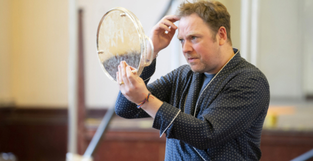 Rufus Hound in rehearsals for Present Laughter