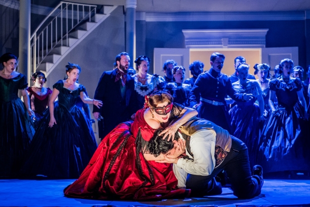 Claire Rutter as Amelia and Vincenzo Costanzo as Riccardo in Un ballo in maschera (Grange Park Opera)