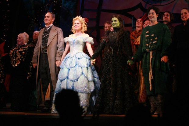 Miriam Margolyes (Madame Morrible), Nigel Planer (The Wonderful Wizard of Oz), Helen Dallimore (Glinda), Idina Menzel (Elphaba) and Adam Garcia (Fiyero) at the curtain call of Wicked