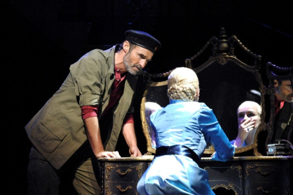 Marti Pellow as Che and Madalena Alberto as Evita.