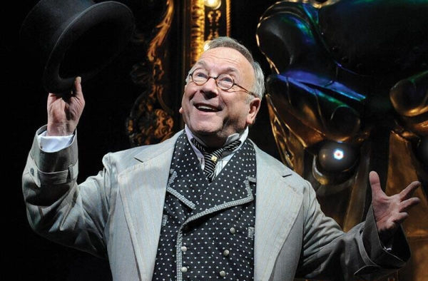 Sam Kelly in his last stage role, as The Wizard in Wicked