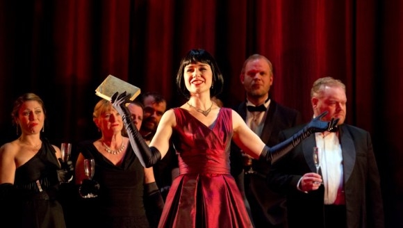 Elizabeth Zharoff as Violetta in the opening scene of La traviata (ENO)