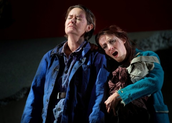 Catherine Carby as Aurelio and Paula Sides as Eleonora in The Siege of Calais (ETO)