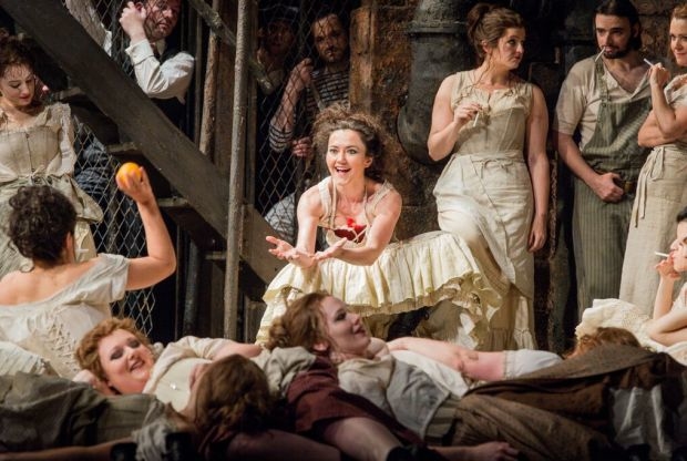 Stéphanie d&#39;Oustrac (Carmen) and the cigarette workers in Carmen (Glyndebourne)