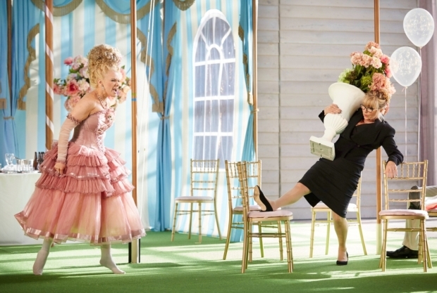 Kathryn Rudge as Dorabella and Lesley Garrett as Despina in Così fan tutte (Garsington Opera)