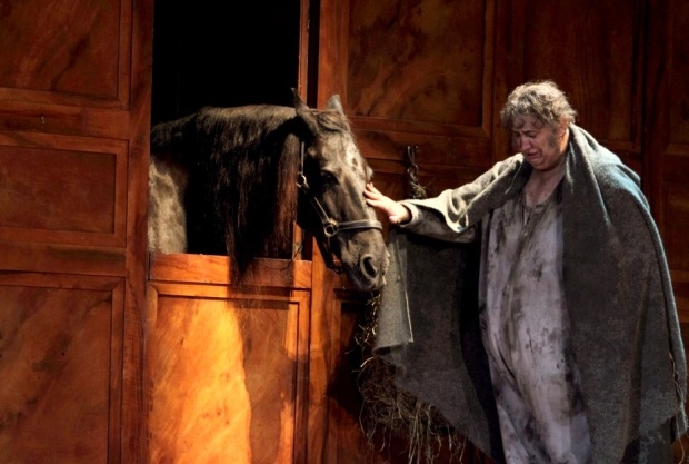 Louis the horse with Ambrogio Maestri as Falstaff (ROH)